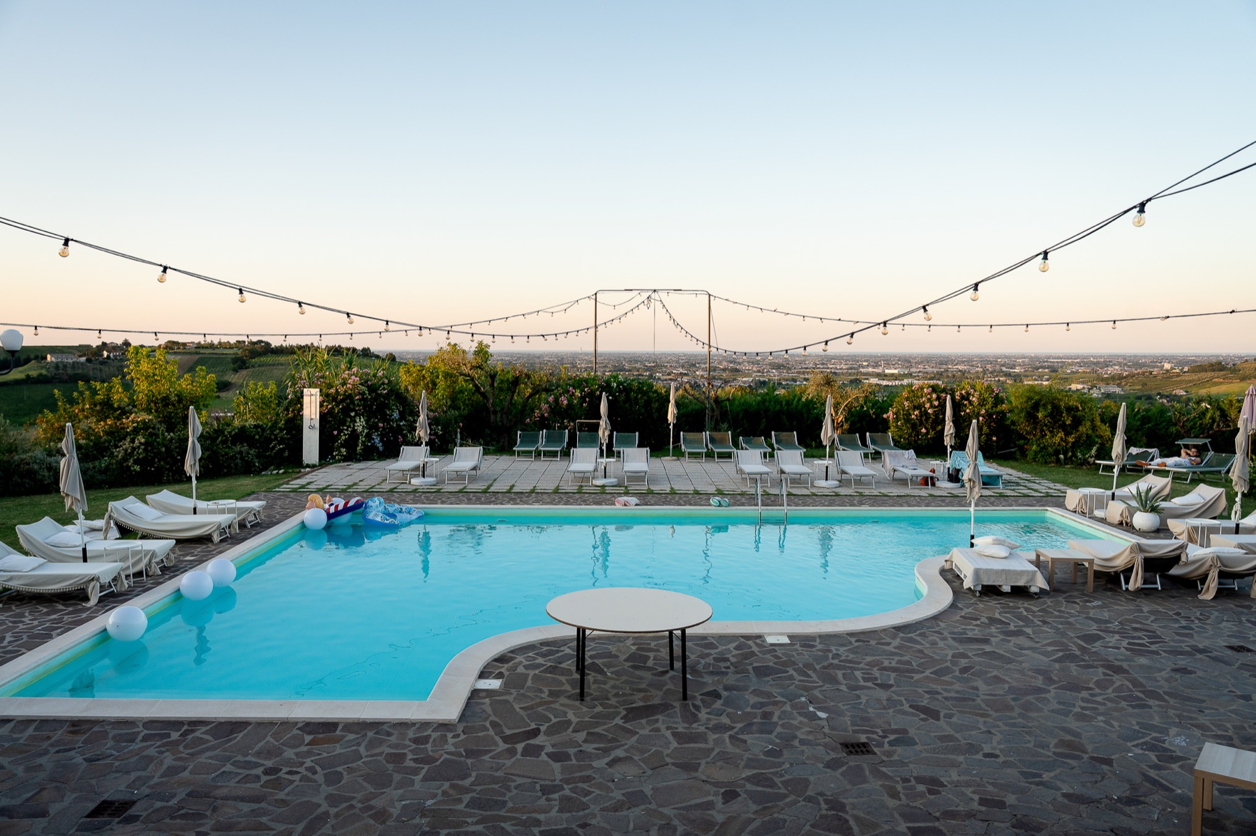La piscina prima della festa